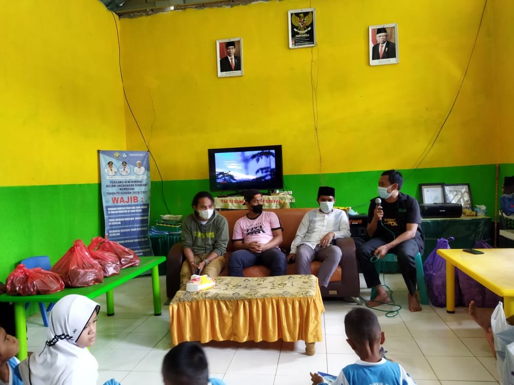 Suasana penerimaan SLB terhadap kedatangan tim Dompet Dhuafa, La Ode MCI, dan Kampung Bakau Kendari saat berbagi makanan.