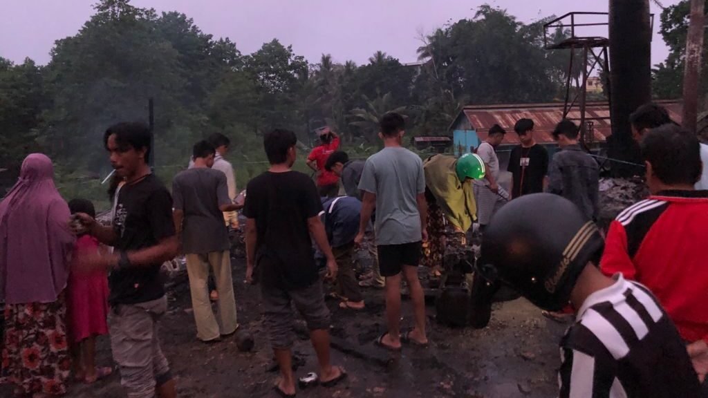 Masyarakat sedang menyelamatkan barang sisa kebakaran di dekat Pasar Baru Kendari.