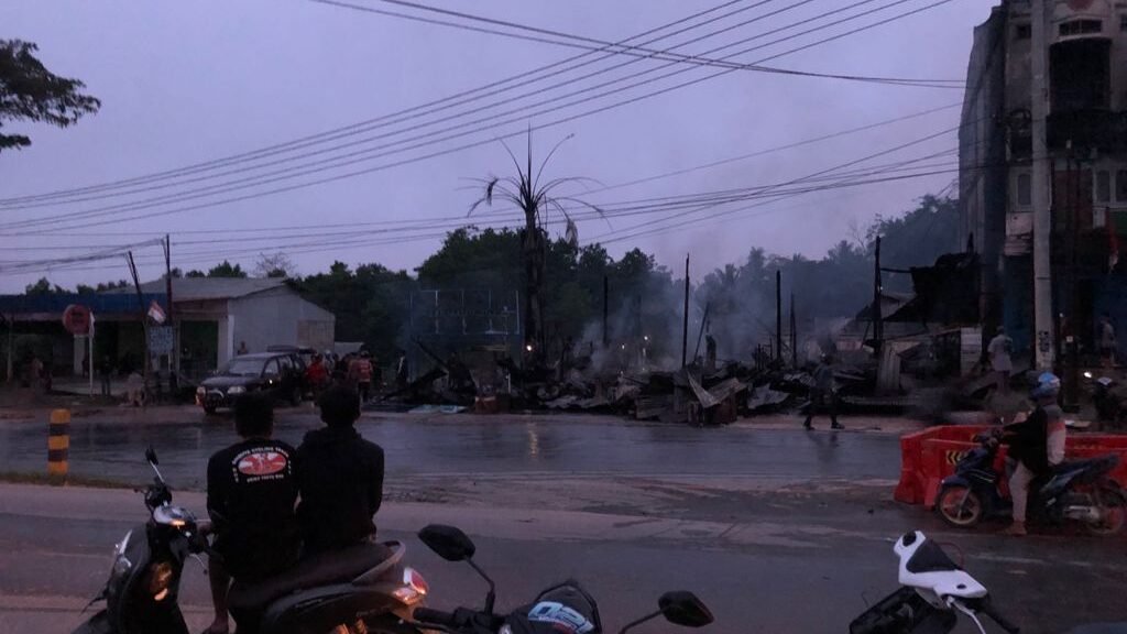 Kondisi bangunan usai kebakaran yang terjadi di dekat Pasar Baru, Jalan MT Haryono, Kendari.