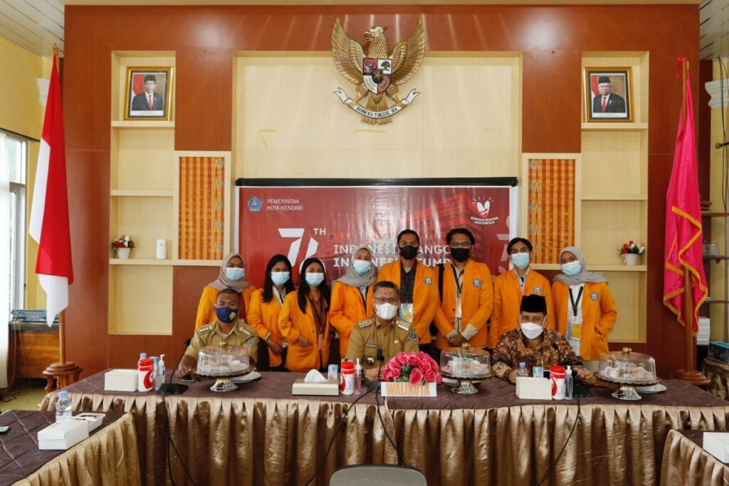 Wali Kota Kendari, Sulkranain Kadir (tengah) bersama mahasiswa KKN UHO. Foto: Istimewa. (24/8/2021).