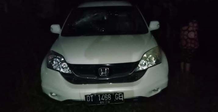 Mobil oknum polisi dan selingkuhannya yang dipergoki warga Kendari.