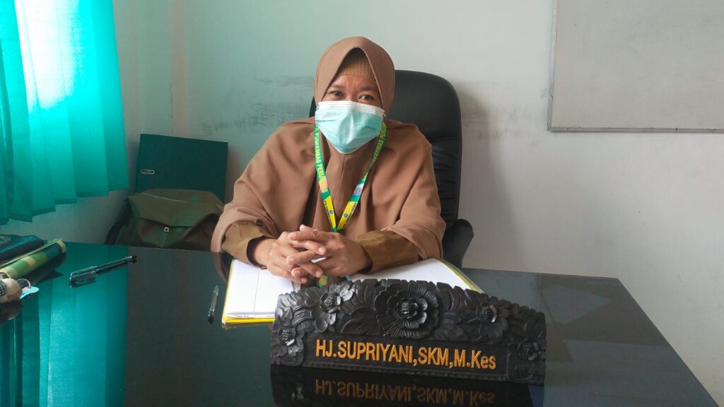 Kepala UPTD Puskesmas Perumnas, Supriyani saat ditemui di ruang kerjanya.