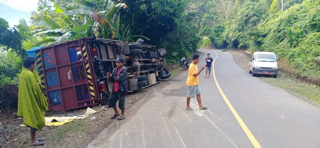 Kecelakaan tunggal, truk Dyna bermuatkan enam unit motor terbalik di pinggir jurang di Kolaka Utara. Foto: Istimewa. (26/8/2021).