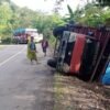 Truk Berisi 6 Unit Motor Terbalik di Pinggir Jurang Kolut