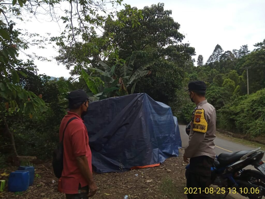 Kondisi truk yang bermuatkan enam unit motor terbalik di Kolaka Utara. Foto: Istimewa. (26/8/2021).