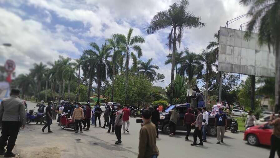 Unjuk rasa warga Moramo Utara dan Jaringan Pemerhati Lingkungan Hidup (Jelih) Indonesia di depan Gedung Kejati Sultra.