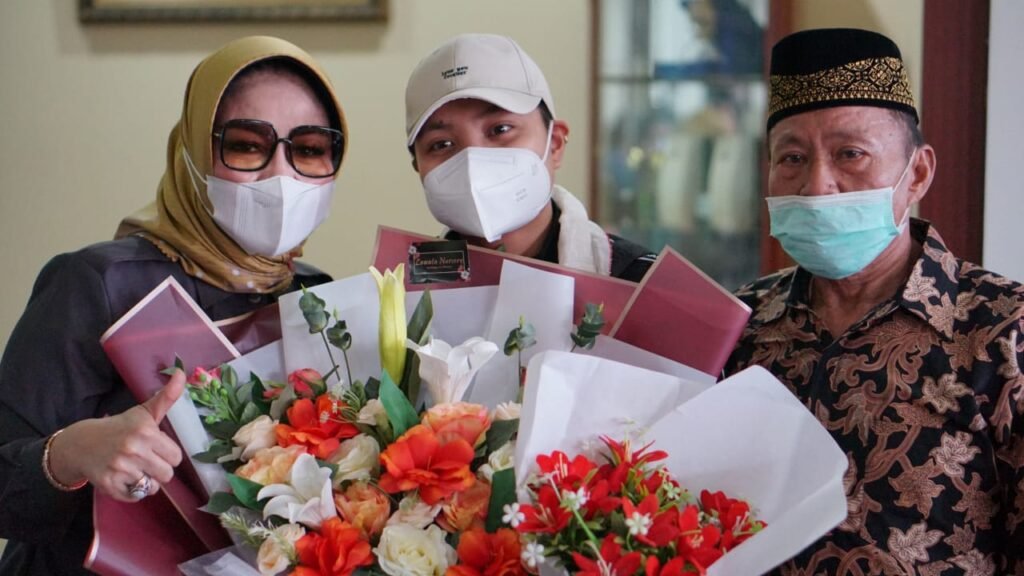 Apriyani Rahayu (tengah), Sekda Pemprov Sultra Nur Endang Abbas (kiri), dan ayah Apriyani Rahayu, Ameruddin (kanan).