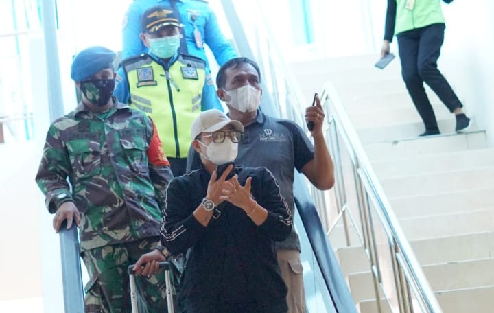 Kedatangan Apriyani Rahayu di Bandara Haluoleo Kendari.