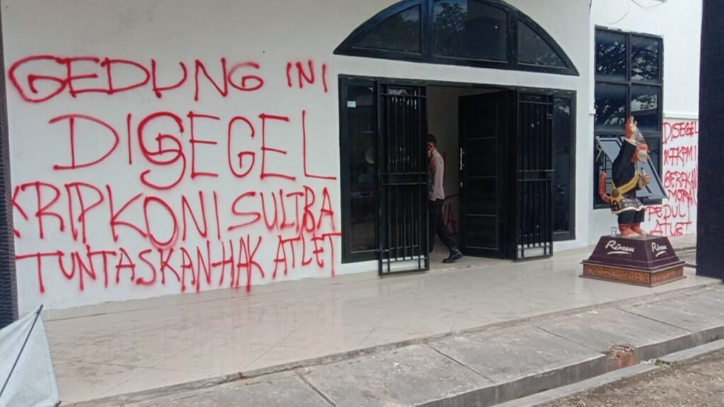 Kantor KONI Sultra disegel massa.