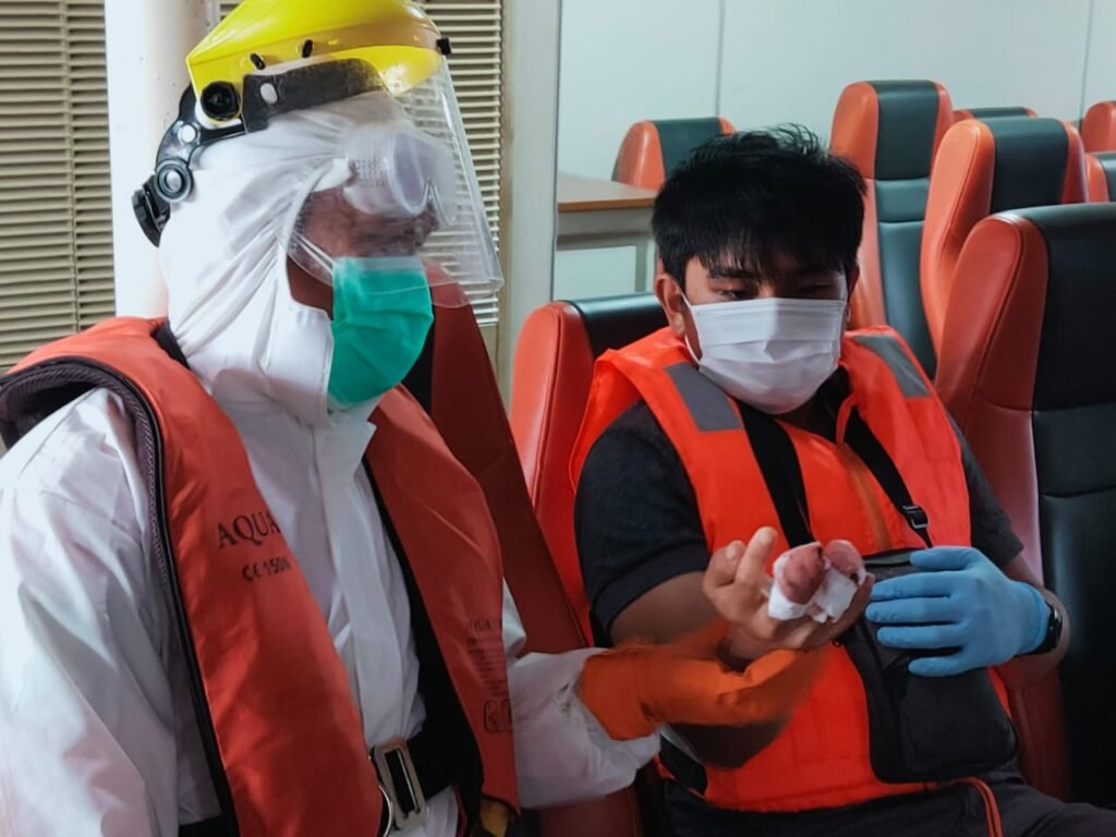 Petugas medis dari Kantor Kesehatan Pelabuhan Kendari mengevakuasi kru kapal Grace Barleria, Maluyo Delmar Ford (23). 