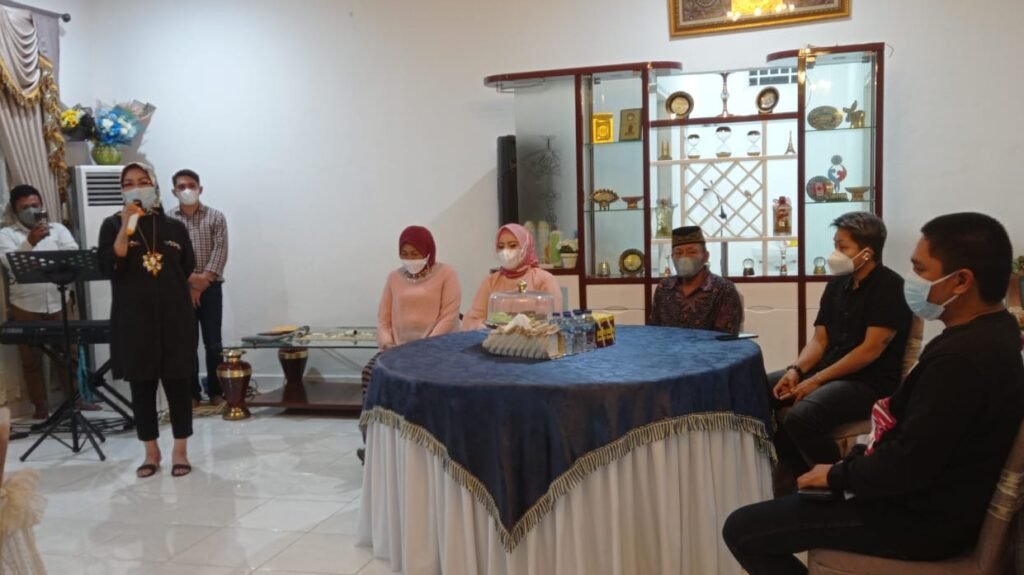 Sekda Sultra, Nur Endang Abbas saat menyambut kedatangan Apriyani di Rujab Sekda Sultra.