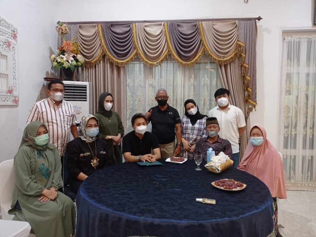 Foto bersama Sekda Sultra, Nur Endang Abbas bersama keluarga Apriyani Rahayu di Rujab Sekda Sultra.