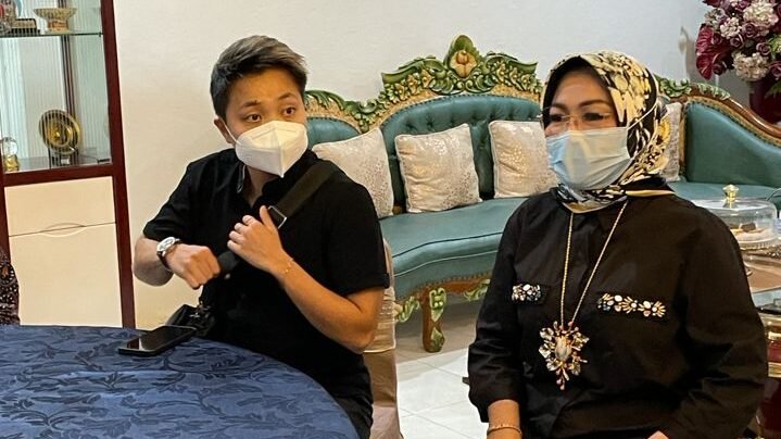 Sekda Pemprov Sultra, Nur Endang Abbas bersama Apriyani Rahayu di Rujab Sekda Sultra.