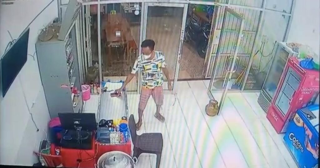 Pencurian handphone di depan UHO Kendari.