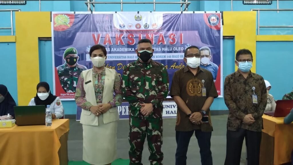 Rektor UHO, Zamrun Firihu (tengah) bersama Komandan Korem Brigjen TNI Jannie Aldrian Siahaan (tengah) saat memantau proses vaksinasi mahasiswa UHO. Foto: Yusrin/Kendariinfo. (30/8/2021).