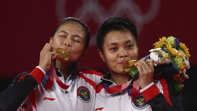 Ganda putri Indonesia, Greysia Polii/Apriyani Rahayu saat meraih medali emas di Olimpiade Tokyo 2020. 