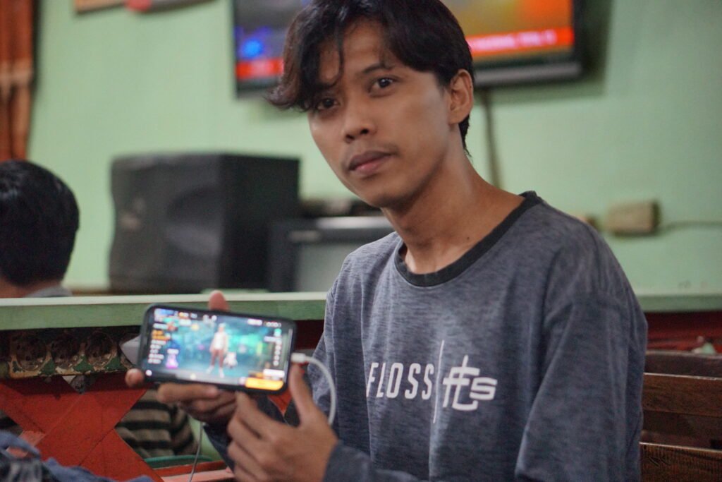 Pelatih Tim Esport Free Fire Sultra, Muhammad Ikbal (27). Foto: Wira Muhammad Rafli/Kendariinfo. (12/9/2021).