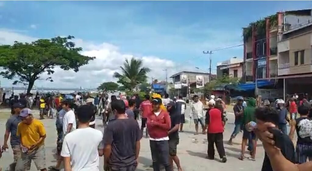 Bentrokan dua kelompok masyarakat di Tempat Pelelangan Ikan (TPI) Sodohoa. Foto: Istimewa.