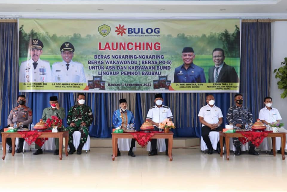 Peluncuran beras karing-karing bagi ASN dan karyawan BUMD Kota Baubau.