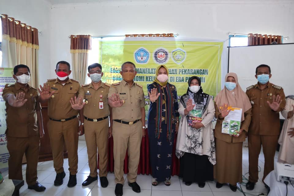 Pemkot Baubau dalam kegiatan edukasi pemanfaatan sumber daya lingkungan dengan tanaman obat toga dan budidaya sayuran di masa Covid-19 pada ibu rumah tangga di Kecamatan Sorawolio. 