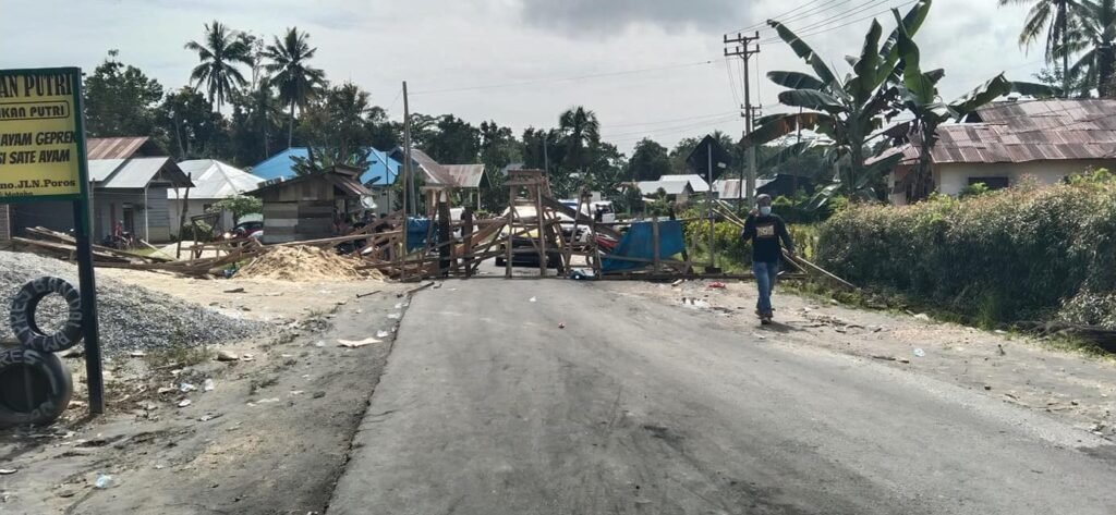 Warga Landono memblokir Jalan Poros Landono - Mowila dengan kayu.
