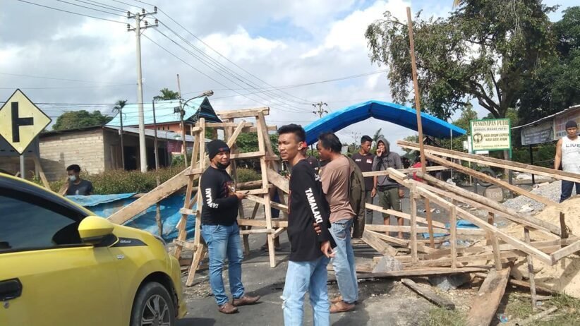Foto: Warga Landono Tutup Jalan dengan Kayu dan Pos Ronda Foto: Warga Landono Tutup Jalan dengan Kayu dan Pos Ronda
