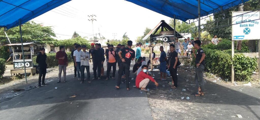 Massa pengunjuk rasa perbaikan Jalan Poros Landono - Mowila.