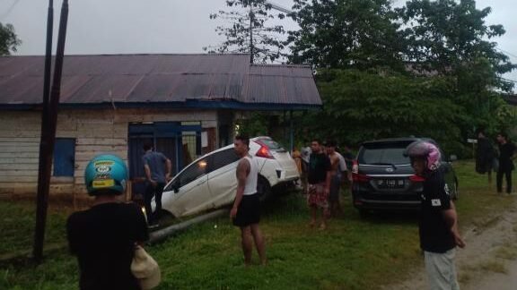 Mobil Honda Jazz menabrak rumah warga di by-pass Jalan Brigjen M. Yoenoes, Kelurahan Bende, Kecamatan Kadia, Kota Kendari. 