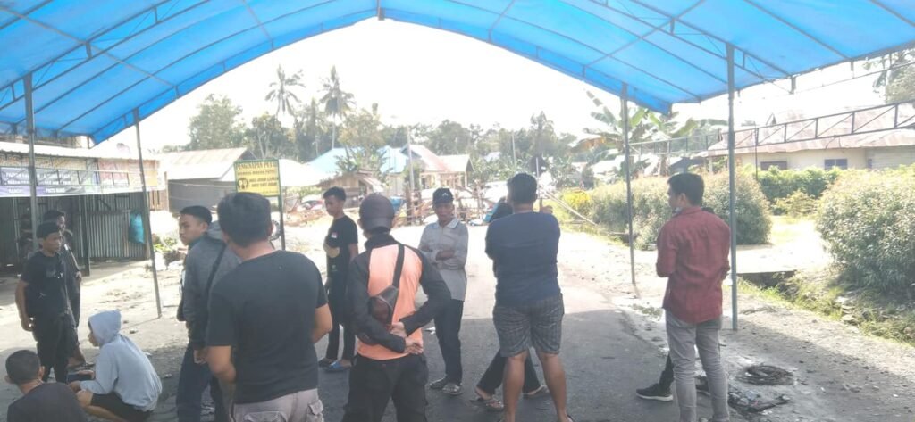 Massa pengunjuk rasa perbaikan Jalan Poros Landono - Mowila.