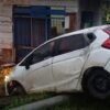 Diduga Sopir Mabuk, Honda Jazz Tabrak Rumah Warga di By-pass Kendari