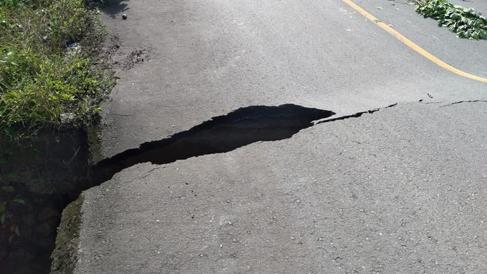 Jalan ambruk di Desa Mondoe, Kecamatan Palangga Selatan, Kabupaten Konawe Selatan (Konsel).