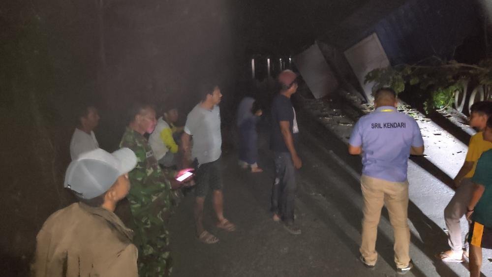 Warga beserta pihak terkait sedang mengecek lokasi kejadian tabrakan. Foto: Istimewa.