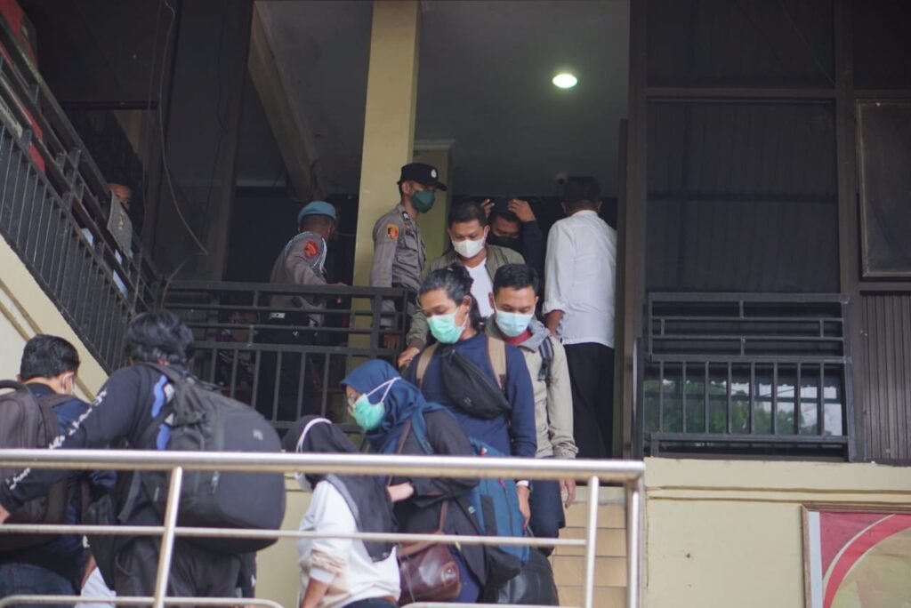 5 staf usai menjalani pemeriksaan di Polda Sultra.