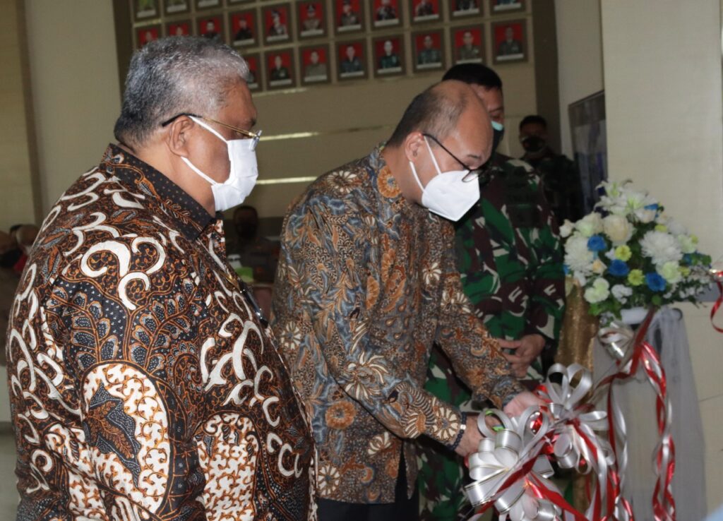 Pemotongan pita peresmian Patung Bung Karno di Markas Korem 143 Halu Oleo. Foto: Pemprov Sultra.