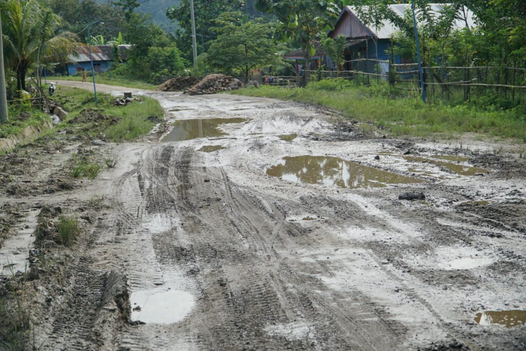 Kondisi Jalan Lintas Provinsi di Kecamatan Asinua rusak parah. Foto: Wira Muhammad Rafli/Kendariinfo. (8/9/2021).