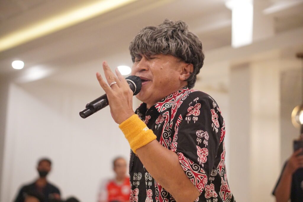 Ketua Umum Electronic Sports Indonesia (ESI) Sulawesi Tenggara, Brigjen TNI Toto Oktaviana saat bernyanyi lagu "Bento" menggunakan wig beruban. Foto: Wira Muhammad Rafli/Kendariinfo. (28/9/2021).