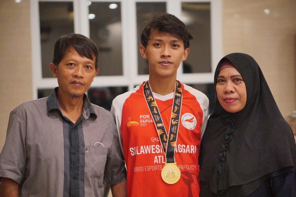Kapten Tim Free Fire Sultra, Fikri (tengah) bersama ayahnya Usmito (kiri) dan ibunya Siti Munawar (kanan). Foto: Wira Muhammad Rafli/Kendariinfo. (28/9/2021).