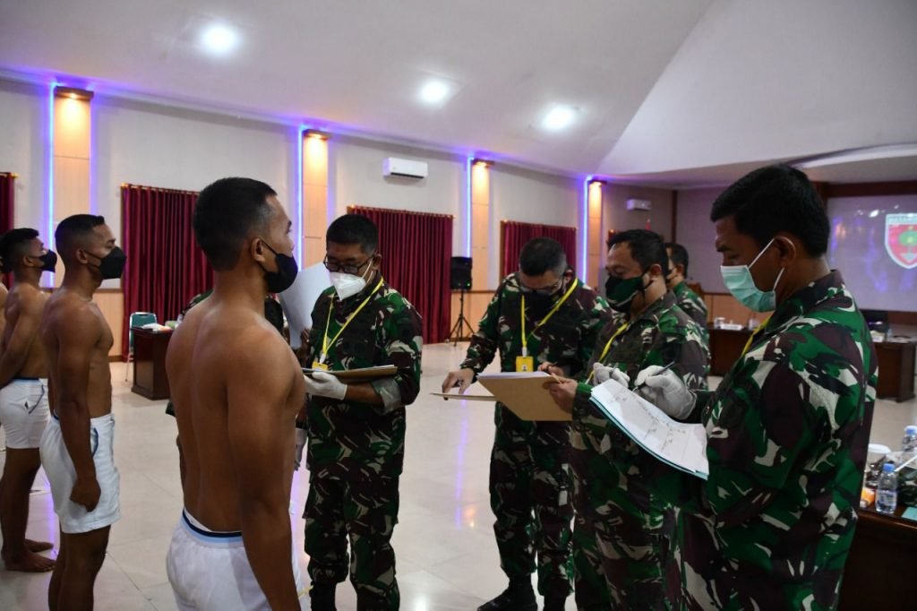 Sultran Syafri Darmasulla (18) saat mengikuti seleksi Caba PK TNI AD disebut langka karena menguasai bahasa asing. Foto: Istimewa.