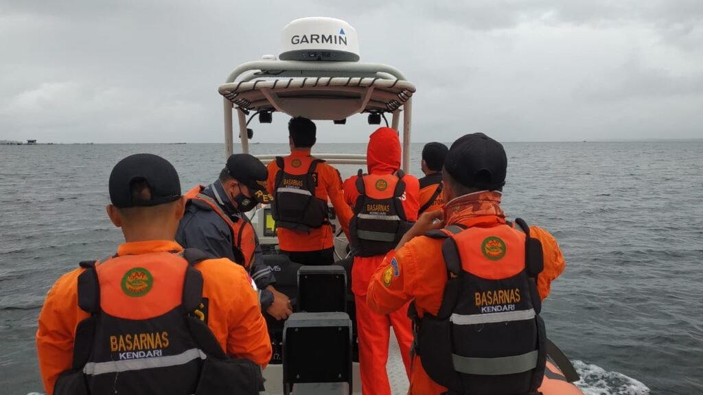 Proses pencarian terhadap nelayan hilang di Perairan Kulisusu, Buton Utara.