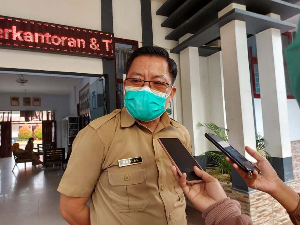 Kabid Pengadaan Pemberhentian dan Informasi Kepegawaian Koltim, Ruslan di SMKN 1 Kendari.