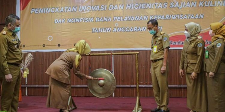Sekretaris Kota Kendari, Nahwa Umar memukul gong tanda dibukanya Pelatihan Peningkatan Inovasi dan Higienitas Sajian Kuliner pada Destinasi Wisata.