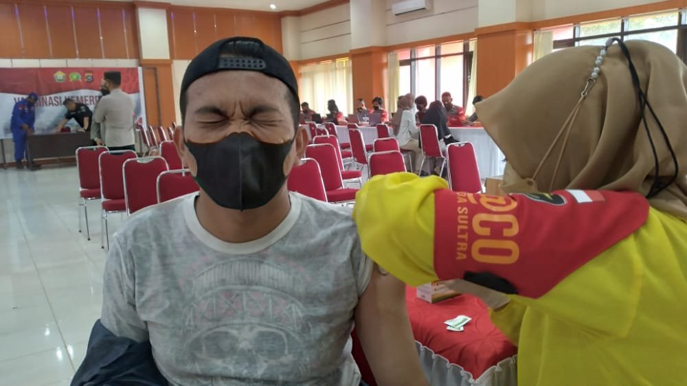 Proses vaksinasi di Universitas Halu Oleo (UHO) Kendari.