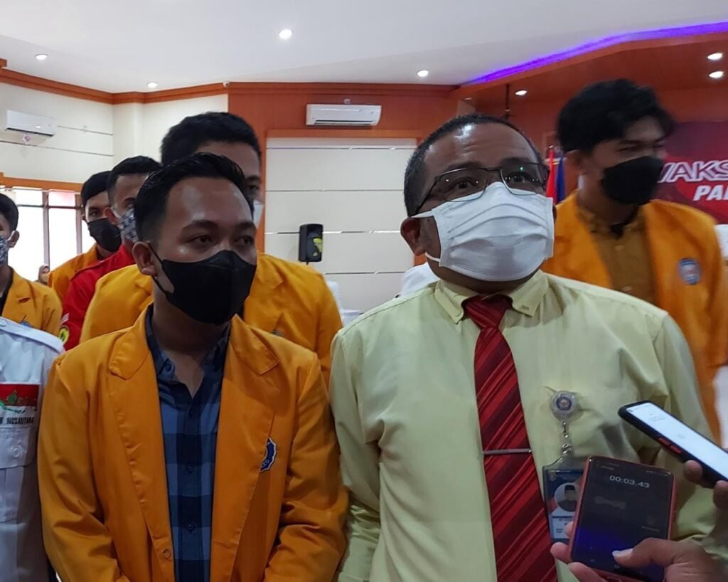 Rektor Universitas Halu Oleo (UHO) Kendari, Muhammad Zamrun Firihu (kanan) dan Ketua BEM UHO, Arlin (kiri).