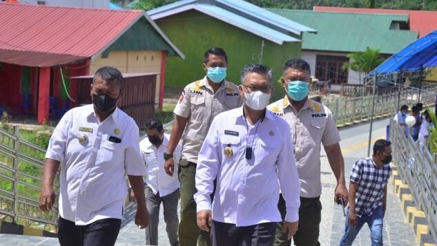 Wali Kota Kendari, Sulkarnain Kadir (kemeja putih sebelah kanan) saat mengunjungi kawasan Bungkutoko dan Petoaha. 