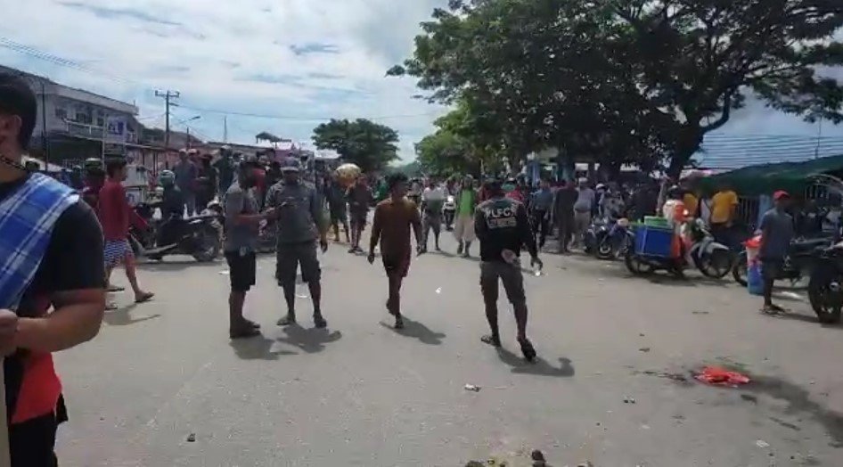 Bentrokan dua kelompok masyarakat di Tempat Pelelangan Ikan (TPI) Sodohoa. Foto: Istimewa.