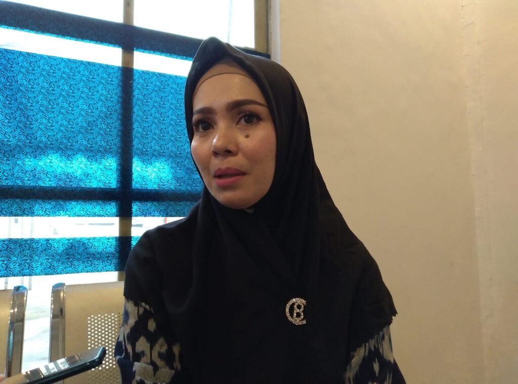 Pemilik Kin Kaku Kendari, Ecy.