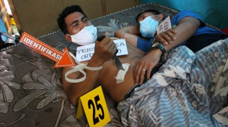 Reka ulang pembunuhan di Desa Tobaku, Kecamatan Katoi, Kabupaten Kolaka Utara (Kolut), Sulawesi Tenggara (Sultra).