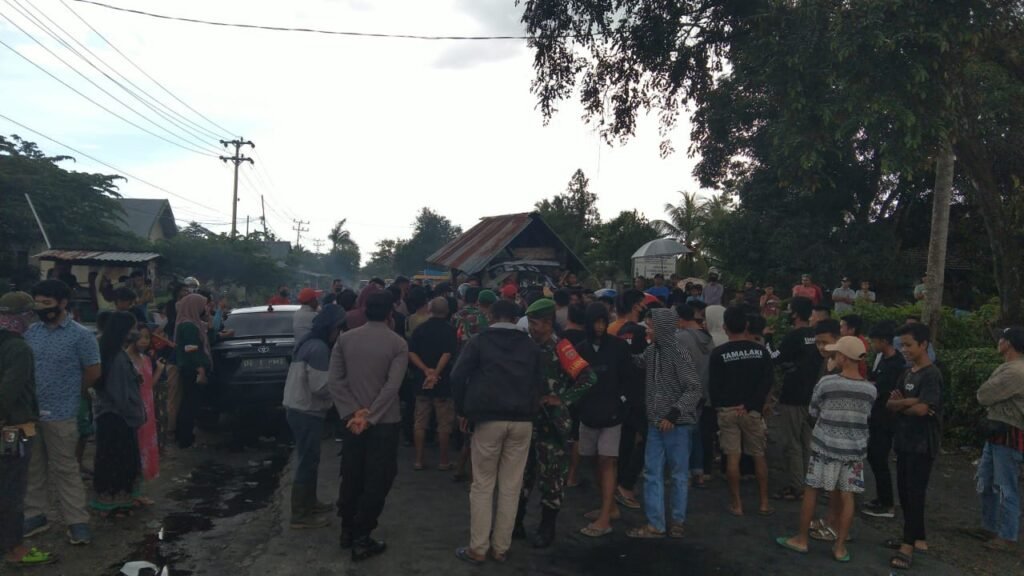 Warga Kabupaten Konawe Selatan keluhkan jalan rusak dengan memindahkan pos ronda ke tengah-tengah jalan.