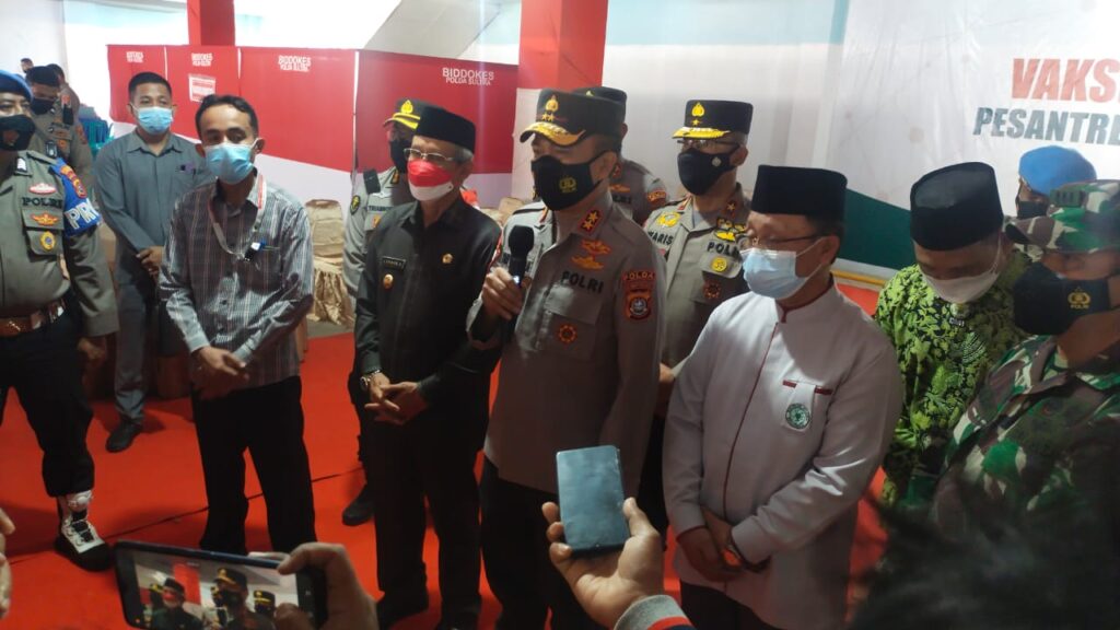 Kapolda Sultra, Irjen Pol Yan Sultra Indrajaya saat diwawancarai awak media. 