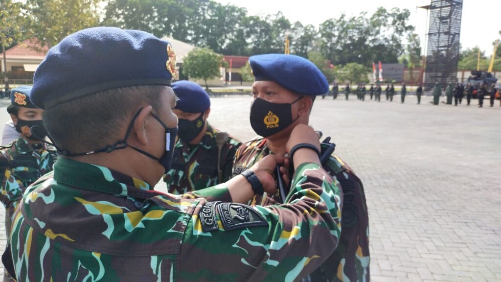 Penyematan jabatan oleh Dansat Brimob Polda Sultra, Kombes Pol Adarma Sinaga kepada Wadanden Gegana yang baru AKP I Gusti Komang Sulastra.